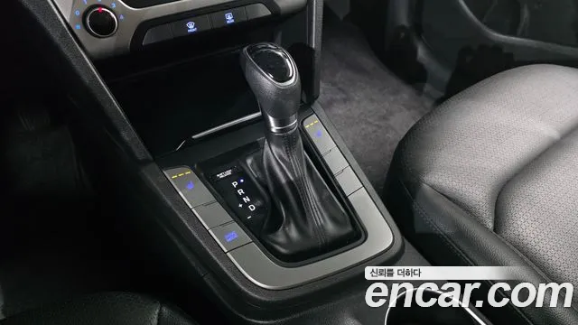 Hyundai AVANTE 2018 — фото 12