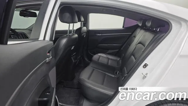 Hyundai AVANTE 2018 — фото 18