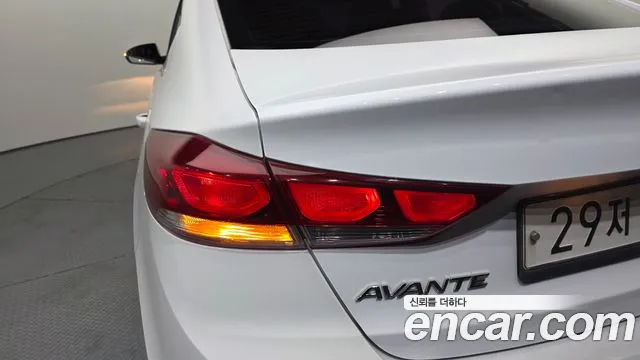 Hyundai AVANTE 2018 — фото 9