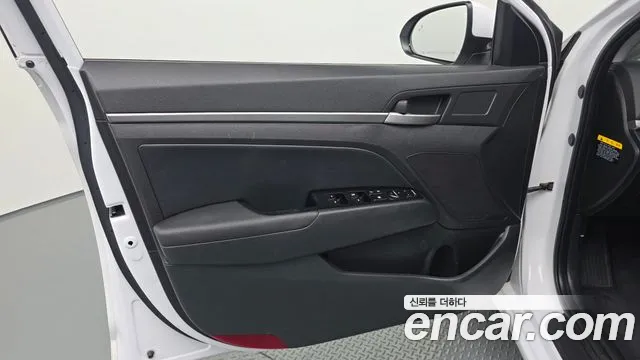 Hyundai AVANTE 2018 — фото 14