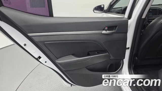 Hyundai AVANTE 2018 — фото 15