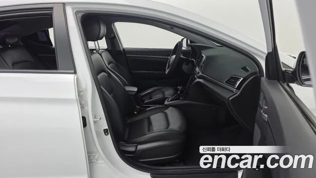 Hyundai AVANTE 2018 — фото 16