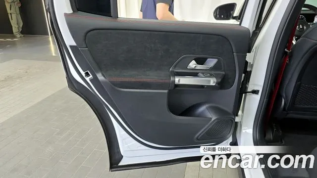 Mercedes-Benz GLB-Class 2023 — фото 15