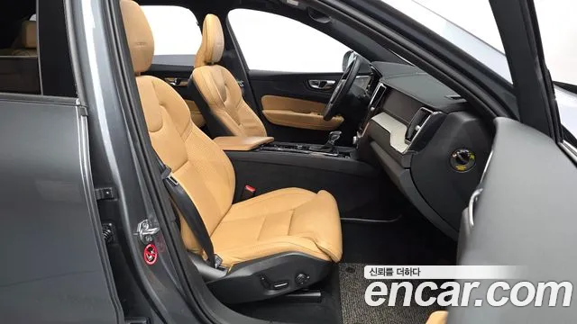 Volvo XC60 2020 — фото 17