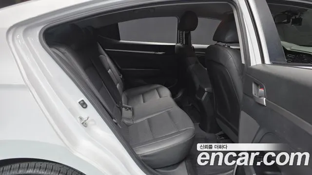 Hyundai AVANTE 2019 — фото 17