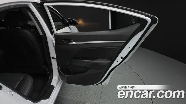 Hyundai AVANTE 2019 — фото 15