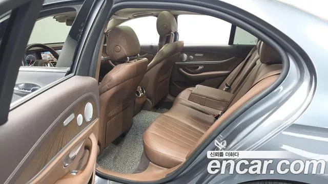 Mercedes-Benz E-Class 2019 — фото 17