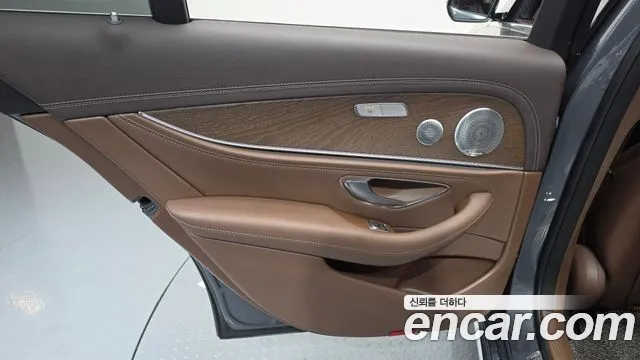 Mercedes-Benz E-Class 2019 — фото 15