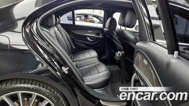 Mercedes-Benz E-Class 2017 — фото 18