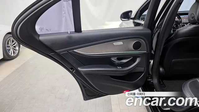 Mercedes-Benz E-Class 2017 — фото 15
