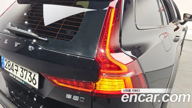 Volvo V60 2021 — фото 8