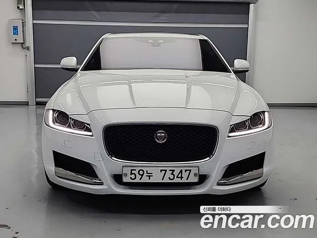 Jaguar XF 2017 — фото 2