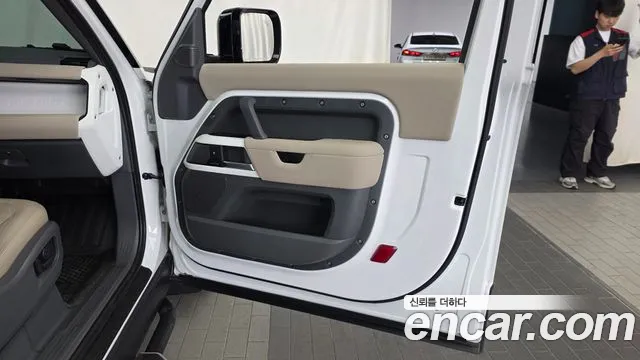 Land Rover Defender 2022 — фото 15