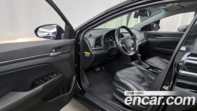 Hyundai AVANTE 2017 — фото 13