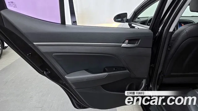 Hyundai AVANTE 2017 — фото 15