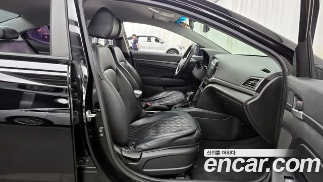 Hyundai AVANTE 2017 — фото 16
