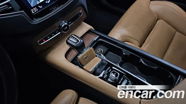 Volvo XC90 2017 — фото 11