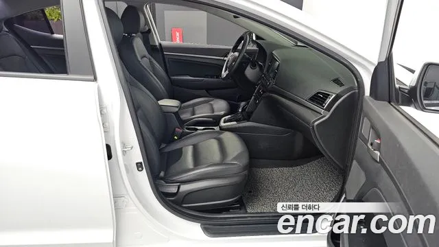 Hyundai AVANTE 2018 — фото 17