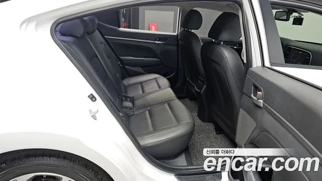 Hyundai AVANTE 2018 — фото 18