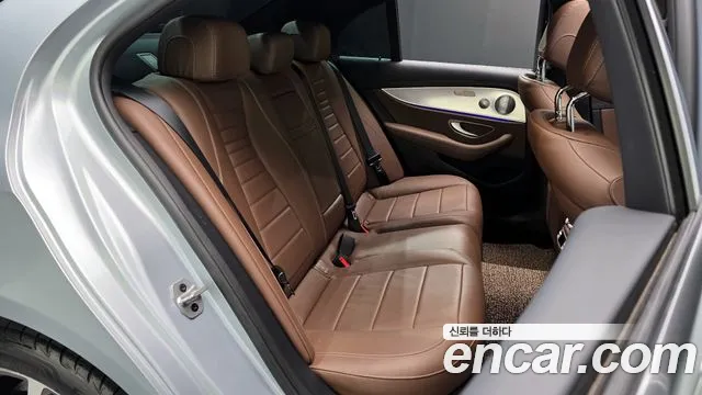 Mercedes-Benz E-Class 2021 — фото 17