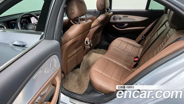 Mercedes-Benz E-Class 2021 — фото 18