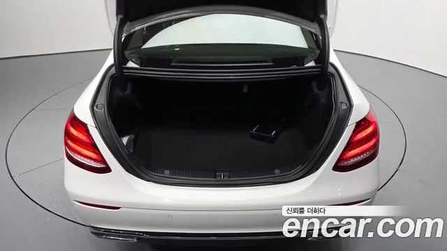 Mercedes-Benz E-Class 2017 — фото 20