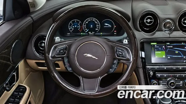 Jaguar XJ 2017 — фото 19