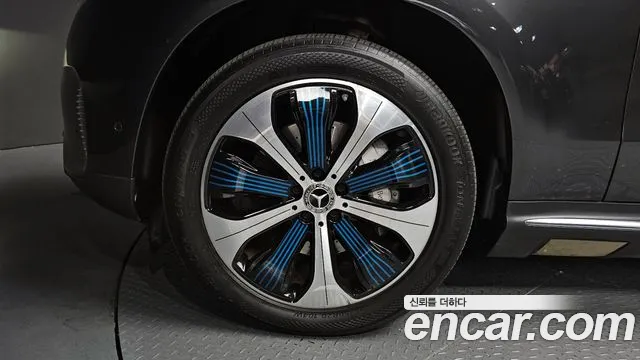 Mercedes-Benz EQC 2020 — фото 5
