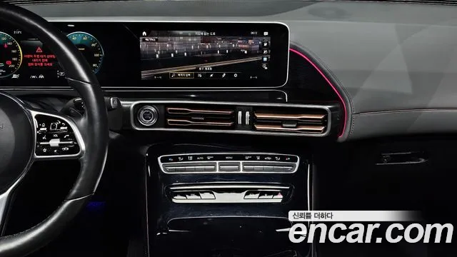 Mercedes-Benz EQC 2020 — фото 13