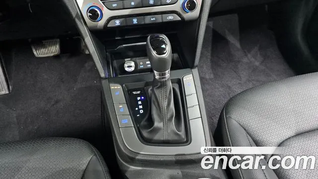 Hyundai AVANTE 2017 — фото 12