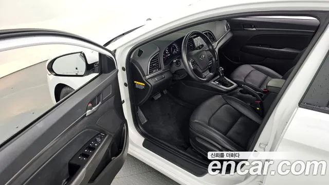 Hyundai AVANTE 2017 — фото 13