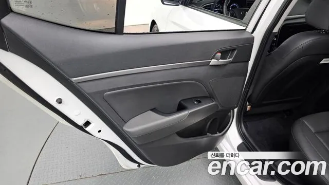 Hyundai AVANTE 2017 — фото 15