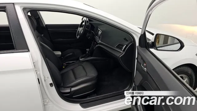 Hyundai AVANTE 2017 — фото 16