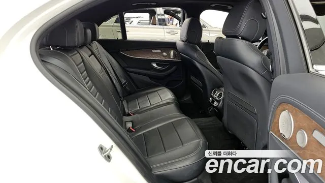 Mercedes-Benz E-Class 2021 — фото 17