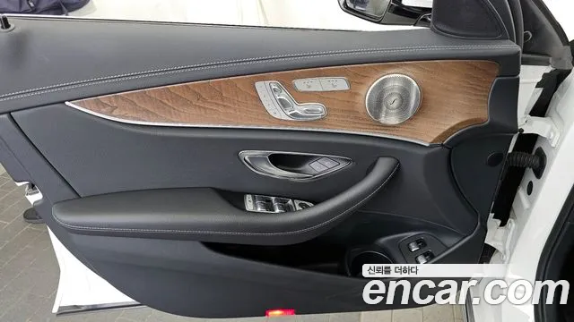 Mercedes-Benz E-Class 2021 — фото 13