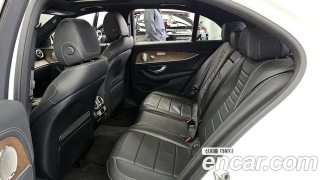 Mercedes-Benz E-Class 2021 — фото 15