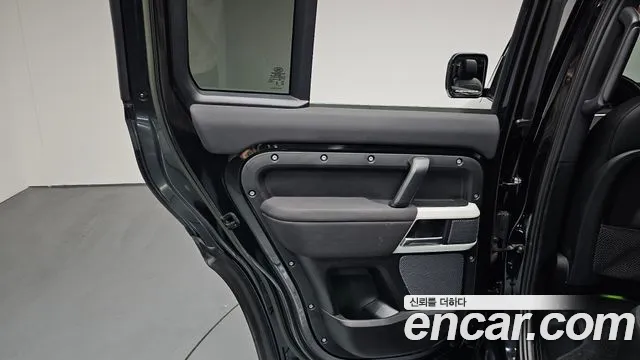 Land Rover Defender 2023 — фото 14
