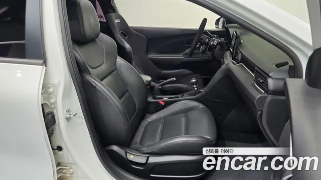 Hyundai Veloster 2019 — фото 11
