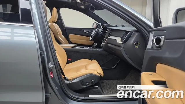 Volvo XC60 2019 — фото 11