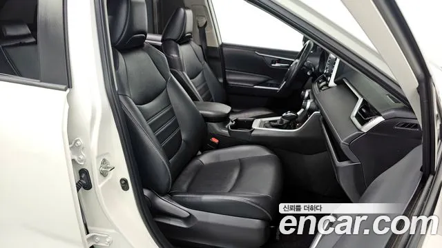 Toyota RAV4 2022 — фото 11
