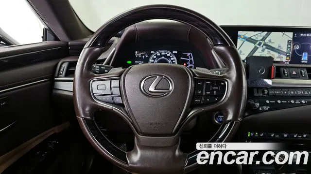 Lexus ES 2019 — фото 13