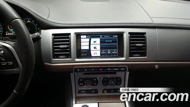 Jaguar XF 2015 — фото 14