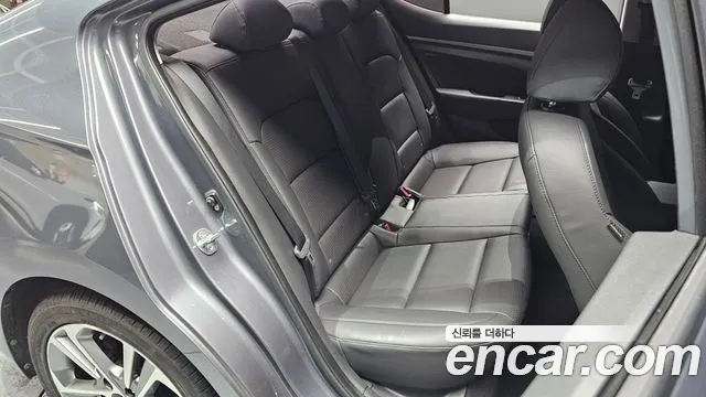 Hyundai AVANTE 2018 — фото 18