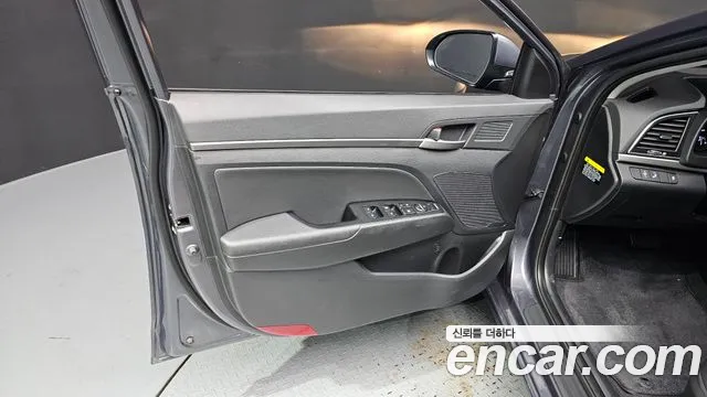 Hyundai AVANTE 2018 — фото 14