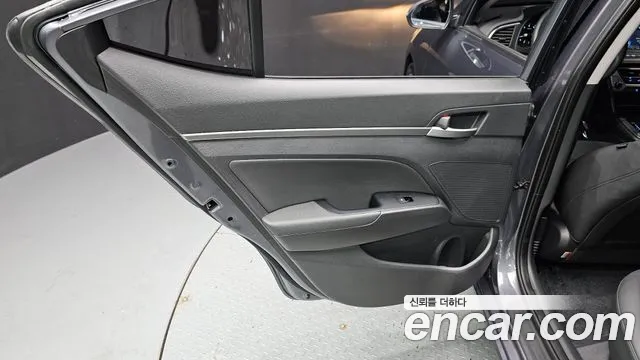 Hyundai AVANTE 2018 — фото 15