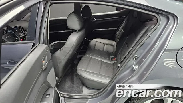 Hyundai AVANTE 2018 — фото 16