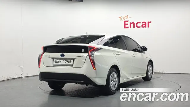 Toyota Prius 2017 — фото 2