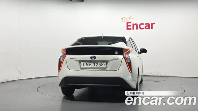 Toyota Prius 2017 — фото 4