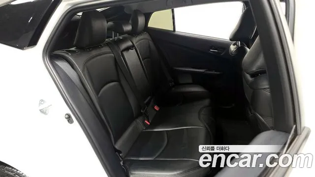 Toyota Prius 2017 — фото 11