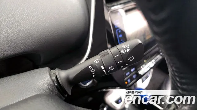 Toyota Prius 2017 — фото 19
